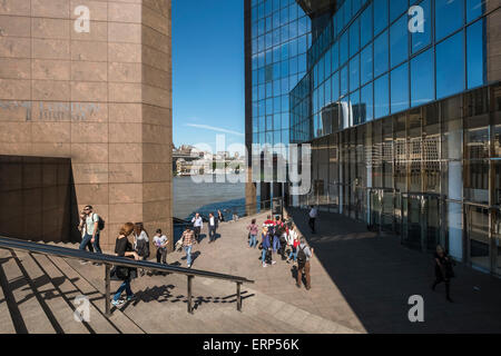 Menschen zu Fuß entlang dem Fluss Thames Path 1 London Bridge Building, Southwark, London UK Stockfoto