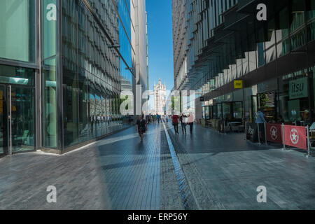 Tower Bridge durch moderne Architektur des More London angesehen. Stockfoto