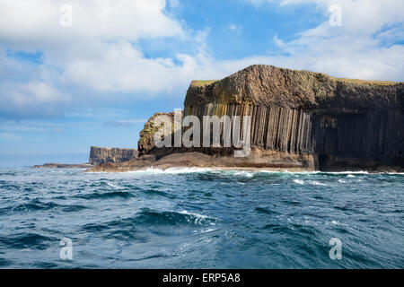 Insel Staffa aus dem Meer Stockfoto