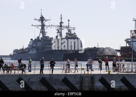 Gdynia, Polen 6. Juni 2015 Port Bühne der internationalen Marine Manöver BALTOPS 2015 am Baltoc Meer. Kanadische, USA, Deutsch, Dänisch, Türkisch und andere NATO-Bündnis Schiffe sitzt am Hafen Gdynia und polnischen Marinestützpunkt in Gdynia. US-Marineschiffe USS Jason Dunham und USS Vicksburg sitzt in Gdynia Port Credit: Michal Fludra/Alamy Live News Stockfoto