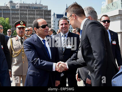 Budapest, Budapest, Ungarn. 5. Juni 2015. Der ägyptische Präsident Abdel Fattah al-Sisi und der ungarische Premierminister Viktor Orban inspizieren die Ehrenwache vor dem Parlamentsgebäude in Budapest am 5. Juni 2015 in seiner Begrüßung. Der ägyptische Gast ist zu einem zweitägigen offiziellen Besuch in die ungarische Hauptstadt Credit: Ägyptische Präsidentschaft/APA Bilder/ZUMA Draht/Alamy Live News Stockfoto