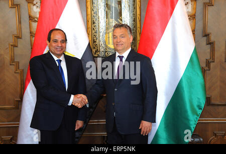 Budapest, Budapest, Ungarn. 5. Juni 2015. Der ägyptische Präsident Abdel Fattah al-Sisi und der ungarische Premierminister Viktor Orban inspizieren die Ehrenwache vor dem Parlamentsgebäude in Budapest am 5. Juni 2015 in seiner Begrüßung. Der ägyptische Gast ist zu einem zweitägigen offiziellen Besuch in die ungarische Hauptstadt Credit: Ägyptische Präsidentschaft/APA Bilder/ZUMA Draht/Alamy Live News Stockfoto