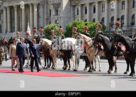 Budapest, Budapest, Ungarn. 5. Juni 2015. Der ägyptische Präsident Abdel Fattah al-Sisi und der ungarische Premierminister Viktor Orban inspizieren die Ehrenwache vor dem Parlamentsgebäude in Budapest am 5. Juni 2015 in seiner Begrüßung. Der ägyptische Gast ist zu einem zweitägigen offiziellen Besuch in die ungarische Hauptstadt Credit: Ägyptische Präsidentschaft/APA Bilder/ZUMA Draht/Alamy Live News Stockfoto