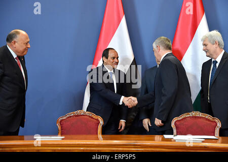 Budapest, Budapest, Ungarn. 5. Juni 2015. Der ägyptische Präsident Abdel Fattah al-Sisi und der ungarische Premierminister Viktor Orban inspizieren die Ehrenwache vor dem Parlamentsgebäude in Budapest am 5. Juni 2015 in seiner Begrüßung. Der ägyptische Gast ist zu einem zweitägigen offiziellen Besuch in die ungarische Hauptstadt Credit: Ägyptische Präsidentschaft/APA Bilder/ZUMA Draht/Alamy Live News Stockfoto