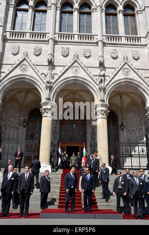 Budapest, Budapest, Ungarn. 5. Juni 2015. Der ägyptische Präsident Abdel Fattah al-Sisi und der ungarische Premierminister Viktor Orban inspizieren die Ehrenwache vor dem Parlamentsgebäude in Budapest am 5. Juni 2015 in seiner Begrüßung. Der ägyptische Gast ist zu einem zweitägigen offiziellen Besuch in die ungarische Hauptstadt Credit: Ägyptische Präsidentschaft/APA Bilder/ZUMA Draht/Alamy Live News Stockfoto