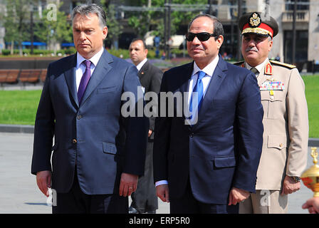 Budapest, Budapest, Ungarn. 5. Juni 2015. Der ägyptische Präsident Abdel Fattah al-Sisi und der ungarische Premierminister Viktor Orban inspizieren die Ehrenwache vor dem Parlamentsgebäude in Budapest am 5. Juni 2015 in seiner Begrüßung. Der ägyptische Gast ist zu einem zweitägigen offiziellen Besuch in die ungarische Hauptstadt Credit: Ägyptische Präsidentschaft/APA Bilder/ZUMA Draht/Alamy Live News Stockfoto