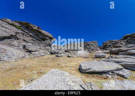 Die berühmten prähistorischen Drachen Häuser auf Berg Ochi vor blauem Himmel, Euböa, Griechenland Stockfoto