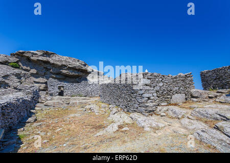 Die berühmten prähistorischen Drachen Häuser auf Berg Ochi vor blauem Himmel, Euböa, Griechenland Stockfoto