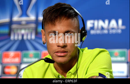 Berlin, Deutschland. 5. Juni 2015. HANDOUT - BERLIN, Deutschland - 05. Juni: In diesem Handout Bild zur Verfügung gestellt von der UEFA, besucht Neymar des FC Barcelona eine FC Barcelona Pressekonferenz am 5. Juni 2015 in Berlin, Deutschland. Juventus FC wird FC Barcelona in 2015 UEFA Champions League Finale Fußballspiel im Olympiastadion in Berlin, Deutschland am 6. Juni 2015 stellen. Foto: UEFA/Dpa (Achtung Redaktion: nur zur redaktionellen Nutzung. OBLIGATORISCHE CREDITS: «Foto: UEFA/Dpa») / Dpa/Alamy Live News Stockfoto