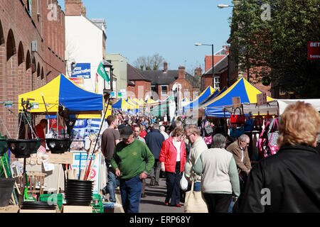 Die anstrengenden Mittwoch Straßenmarkt in Market Drayton, Shropshire Stockfoto