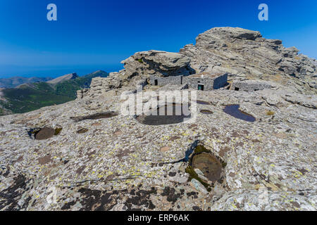 Die berühmten prähistorischen Drachen Häuser auf Berg Ochi vor blauem Himmel, Euböa, Griechenland Stockfoto