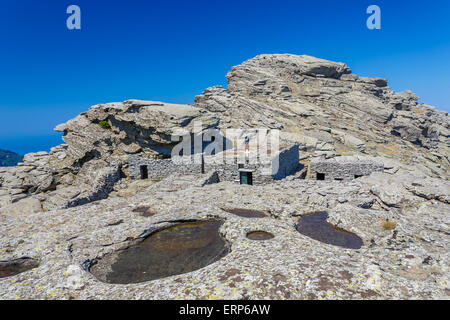 Die berühmten prähistorischen Drachen Häuser auf Berg Ochi vor blauem Himmel, Euböa, Griechenland Stockfoto