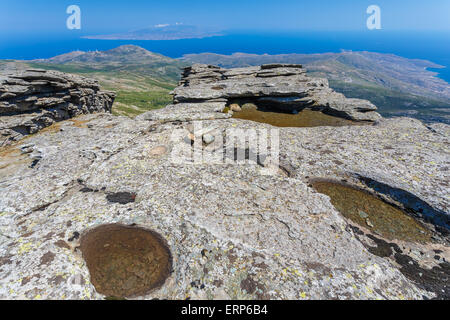 Die berühmten prähistorischen Drachen Häuser auf Berg Ochi vor blauem Himmel, Euböa, Griechenland Stockfoto