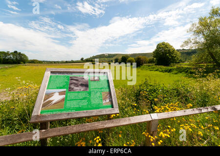 Interpretierende Zeichen über Kreidefigur Westbury White Horse, die im Hintergrund zu sehen ist. Stockfoto