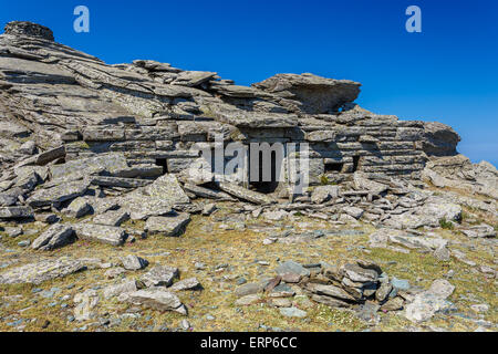 Die berühmten prähistorischen Drachen Häuser auf Berg Ochi vor blauem Himmel, Euböa, Griechenland Stockfoto