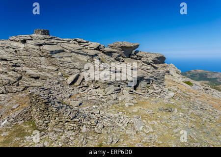 Die berühmten prähistorischen Drachen Häuser auf Berg Ochi vor blauem Himmel, Euböa, Griechenland Stockfoto