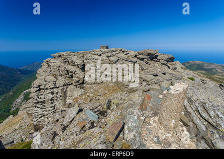 Die berühmten prähistorischen Drachen Häuser auf Berg Ochi vor blauem Himmel, Euböa, Griechenland Stockfoto