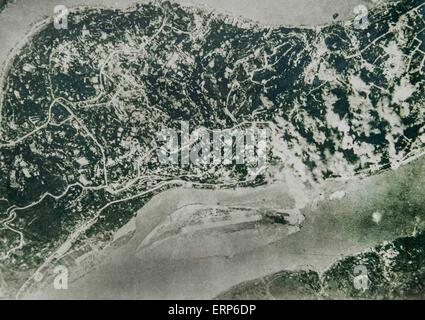 Diese kopierten Foto im Jahr 1940 zeigt eine Luftaufnahme des Dowtown Chongqing nachdem er Airstriked von japanischen Bombern. Ein Batch Datei Fotos Aufzeichnung der Zerstörung von Chongqing und die Not der Menschen in der Stadt während des antijapanischen Krieges wurden vom Stadtarchiv Beibei District am 5. Juni 2015 veröffentlicht. Ab Februar 1938 bis Dezember 1943 durchgeführt japanischen Aggressoren Terror Blasten gegen Chongqing und seinen angrenzenden Gebieten mit mehr als 11.500 Bomben, vor allem Brandbomben, Zehntausende von Zivilisten zu töten. Stockfoto
