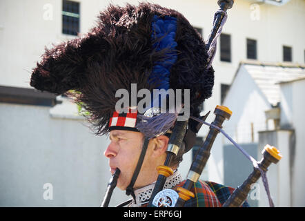 Bangor, Wales, UK. 6. Mai 2015. Starkem Wind und Böen getroffen Piper Ian Gregory am Bangor Karneval heute Morgen. Großbritannien Wetter. Bildnachweis: Robert Eames/Alamy Live-Nachrichten Stockfoto