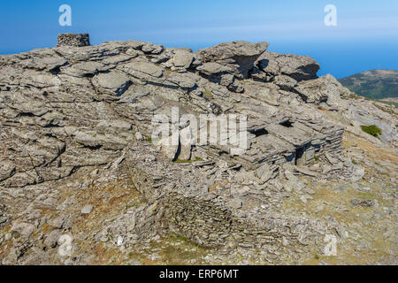 Die berühmten prähistorischen Drachen Häuser auf Berg Ochi vor blauem Himmel, Euböa, Griechenland Stockfoto