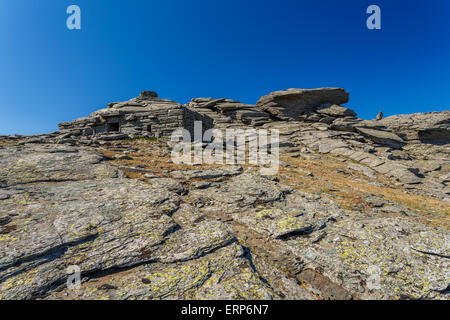 Die berühmten prähistorischen Drachen Häuser auf Berg Ochi vor blauem Himmel, Euböa, Griechenland Stockfoto