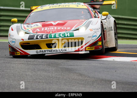 Imola, Italien – 16. Mai 2015: Ferrari F458 Italia GT3 von Af Corse Team in Aktion während der europäischen Le Mans Series - 4 Stunden Stockfoto