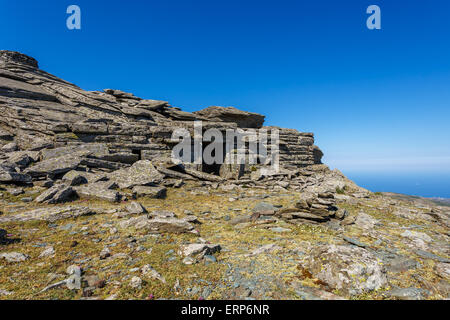 Die berühmten prähistorischen Drachen Häuser auf Berg Ochi vor blauem Himmel, Euböa, Griechenland Stockfoto