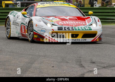 Imola, Italien – 16. Mai 2015: Ferrari F458 Italia GT3 von Af Corse Team in Aktion während der europäischen Le Mans Series - 4 Stunden Stockfoto