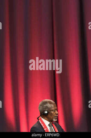 Stuttgart, Deutschland. 6. Juni 2015. Kofi Annan, ehemaliger UN-Generalsekretär, sitzt auf der Bühne während der 2015 Evangelischen Kirchentag in Stuttgart, Deutschland, 6. Juni 2015. Foto: PATRICK SEEGER/Dpa/Alamy Live News Stockfoto