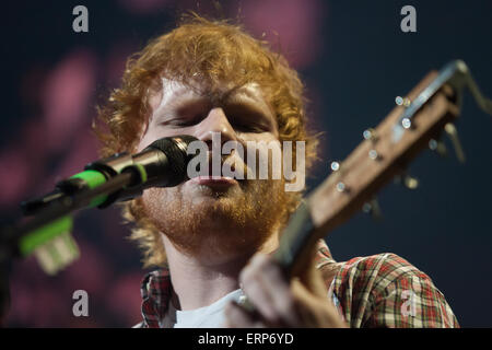 Grammy nominiert Britischer Sänger und Songwriter Berühmtheit Ed Sheeran führt im Konzert als Teil seiner Konzerttätigkeit 2015. Stockfoto