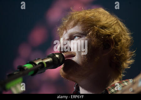 Grammy nominiert Britischer Sänger und Songwriter Berühmtheit Ed Sheeran führt im Konzert als Teil seiner Konzerttätigkeit 2015. Stockfoto