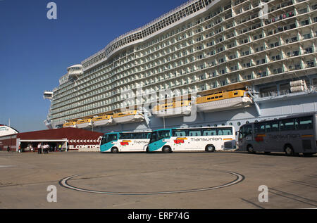 Willkommen bei Mallorca - Ausflug Trainer aufgereiht - Mega Kreuzfahrtschiff "ALLURE OF THE SEAS" (360 Meter lang, startete 2010 Stockfoto