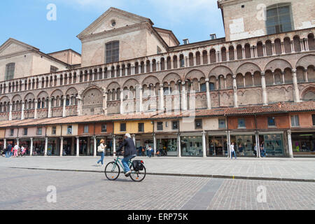 -30 Mai 2015: Piazza Trento Trieste in Ferrara, Italy.Square in der historischen Mitte von Ferrara, ein Treffpunkt der Bürgerschaft Stockfoto