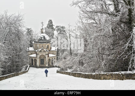 Mann zu Fuß auf den Weg in einem verschneiten Nachmittag, Heilige Berg von Varese Stockfoto