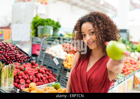 Afro Frau shopping Bio Gemüse und Früchte Stockfoto