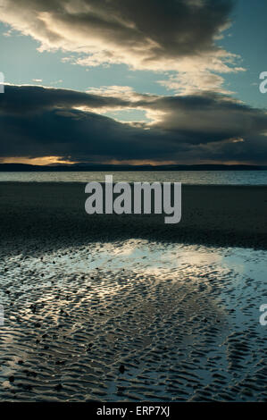 Sonnenlicht durch Regen Sturm über Nairn Strand in der Abenddämmerung Stockfoto