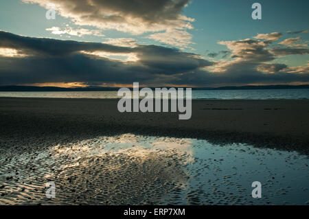 Sonnenlicht durch Regen Sturm über Nairn Strand in der Abenddämmerung Stockfoto