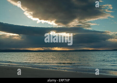 Sonnenlicht durch Regen Sturm über Nairn Strand in der Abenddämmerung Stockfoto