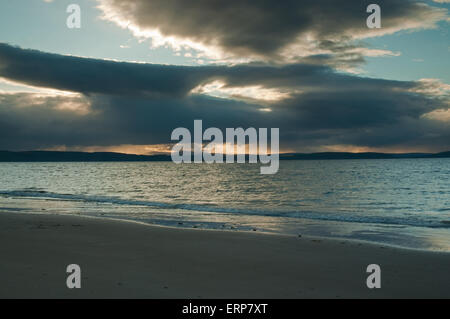 Sonnenlicht durch Regen Sturm über Nairn Strand in der Abenddämmerung Stockfoto