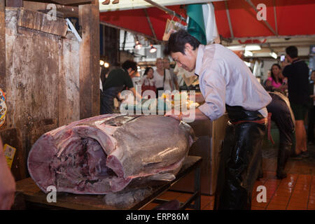 Frischer Thunfisch Main Schneiden von professionellen japanischen Thunfisch Handlern in Tsukiji Fisch und Meeresfrüchte-Markt, direkt nach der Thunfisch-Auktion. Stockfoto