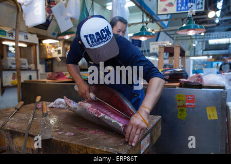 Frischer Thunfisch Main Schneiden von professionellen japanischen Thunfisch Handlern in Tsukiji Fisch und Meeresfrüchte-Markt, direkt nach der Thunfisch-Auktion. Stockfoto