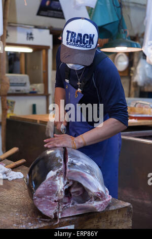 Frischer Thunfisch Main Schneiden von professionellen japanischen Thunfisch Handlern in Tsukiji Fisch und Meeresfrüchte-Markt, direkt nach der Thunfisch-Auktion. Stockfoto