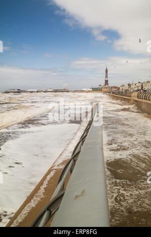 Blackpool, UK. 6. Juni 2015. UK-Wetternachrichten. Einen luftigen, kühlen und sonnigen Tag in Blackpool, Lancashire. Die irische See nimmt einen Blick auf ein riesiges Schaumbad wie starkem Wind die Wellen entlang der Küste in Blackpool schüren. Bildnachweis: Gary Telford/Alamy Live-Nachrichten Stockfoto