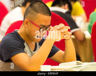 (150606)--CHONGQING, 6. Juni 2015 (Xinhua)--ein Student für kommenden nationalen College-Aufnahmeprüfung in der Halle des Hotel in Bishan Bezirk von Chongqing, Südwest-China, 6. Juni 2015, einen Tag vor den Prüfungen vorbereiten.  Rund 1300 Schüler der Laifeng High School würde die Prüfung im Bishan Bezirk, eine Website 20 Kilometer von ihrer Schule, am 7. Juni und 8 besuchen, daher die meisten Schüler Hotels in der Nähe der Prüfung gebucht und am letzten Abend auf die Prüfung vorbereitet. (Xinhua/Liu Chan) (Zkr) Stockfoto