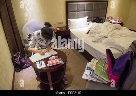 (150606)--CHONGQING, 6. Juni 2015 (Xinhua)--ein Student bereitet sich auf die kommenden nationalen College-Aufnahmeprüfungen in einem Zimmer eines Hotels in Bishan Bezirk von Chongqing, Südwest-China, 6. Juni 2015, einen Tag vor den Prüfungen.  Rund 1300 Schüler der Laifeng High School würde die Prüfung im Bishan Bezirk, eine Website 20 Kilometer von ihrer Schule, am 7. Juni und 8 besuchen, daher die meisten Schüler Hotels in der Nähe der Prüfung gebucht und am letzten Abend auf die Prüfung vorbereitet. (Xinhua/Liu Chan) (Zkr) Stockfoto