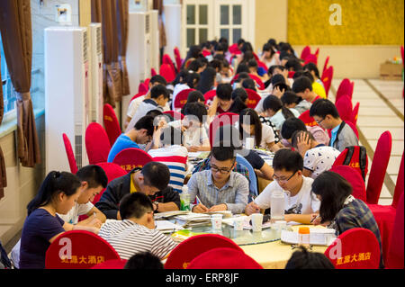 (150606)--CHONGQING, 6. Juni 2015 (Xinhua)--Studenten für die kommenden nationalen College-Aufnahmeprüfung in der Halle des Hotel in Bishan Bezirk von Chongqing, Südwest-China, 6. Juni 2015, einen Tag vor den Prüfungen vorzubereiten.  Rund 1300 Schüler der Laifeng High School würde die Prüfung im Bishan Bezirk, eine Website 20 Kilometer von ihrer Schule, am 7. Juni und 8 besuchen, daher die meisten Schüler Hotels in der Nähe der Prüfung gebucht und am letzten Abend auf die Prüfung vorbereitet. (Xinhua/Liu Chan) (Zkr) Stockfoto