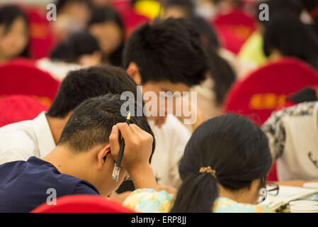 (150606)--CHONGQING, 6. Juni 2015 (Xinhua)--Studenten für die kommenden nationalen College-Aufnahmeprüfung in der Halle des Hotel in Bishan Bezirk von Chongqing, Südwest-China, 6. Juni 2015, einen Tag vor den Prüfungen vorzubereiten.  Rund 1300 Schüler der Laifeng High School würde die Prüfung im Bishan Bezirk, eine Website 20 Kilometer von ihrer Schule, am 7. Juni und 8 besuchen, daher die meisten Schüler Hotels in der Nähe der Prüfung gebucht und am letzten Abend auf die Prüfung vorbereitet. (Xinhua/Liu Chan) (Zkr) Stockfoto