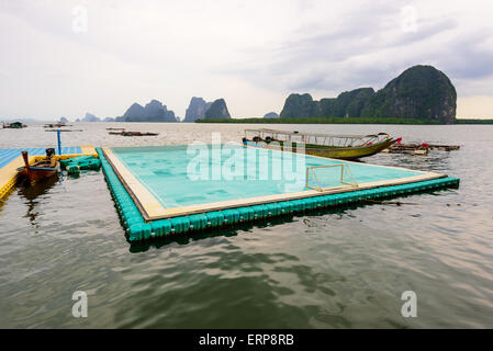 Fußballplatz, schwimmend auf dem Meer des Dorfes am Koh Panyi oder Koh Panyee Insel in Ao Phang Nga Bay National Park, Thailand Stockfoto