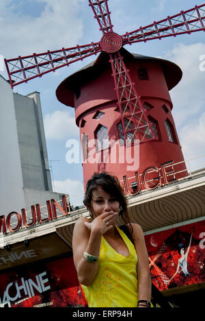 Ein Mädchen einen Kuss senden, im berühmten Moulin Rouge Kabarett & Nacht Club in Paris, Frankreich Stockfoto