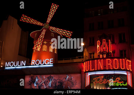 Rote Mühle der berühmten Moulin Rouge Kabarett & Nacht Club in Paris bei Nacht, Frankreich Stockfoto